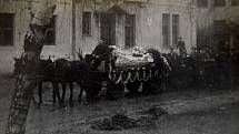 Desítky lidí zemřely při tragédii na železničním přejezdu u Podivína v roce 1950. Srazil se tam rychlík s autobusem.