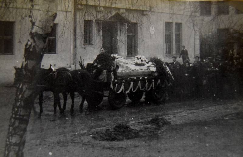 Desítky lidí zemřely při tragédii na železničním přejezdu u Podivína v roce 1950. Srazil se tam rychlík s autobusem.