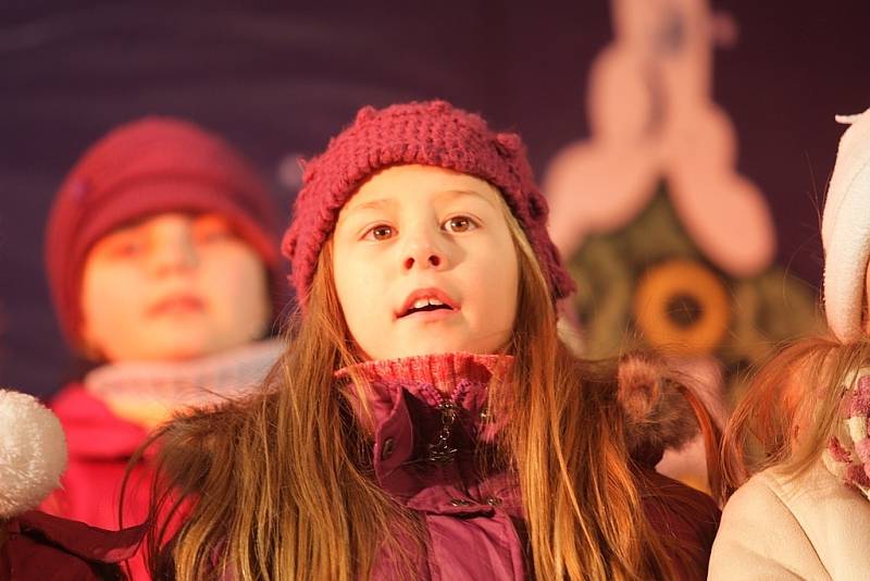 Pět vánočních koled si ve středu zazpívali lidé, kteří v šest hodin večer zavítali na brněnský Zelný trh.