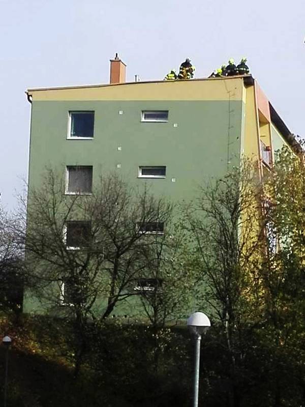 Ve Vyškově se vlivem silného větru uvolnila střecha na jednom z bytových domů v Hybešově ulici. Zajistit ji vyjeli hasiči.