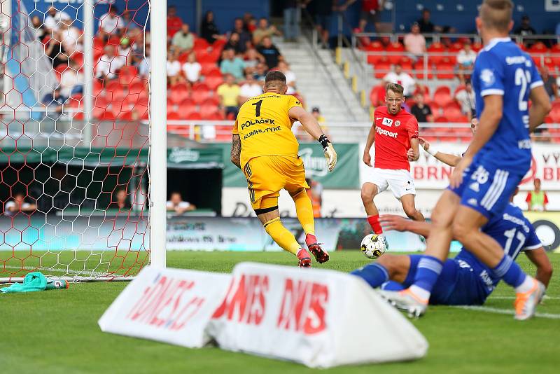 Fotbalisté Zbrojovky (v červeném) porazili Mladou Boleslav 3:1.