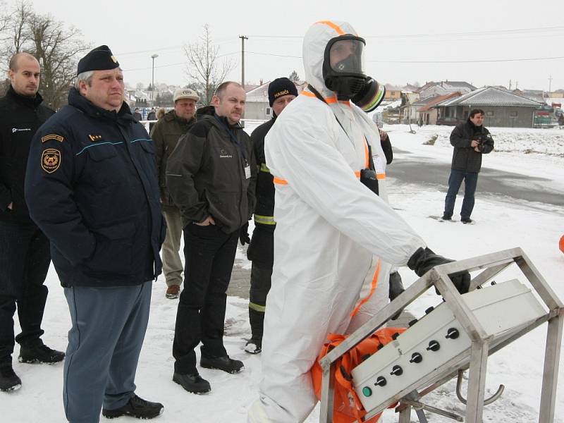 Cvičení Zóna 2013 mělo připravit hasiče, policisty, záchranáře i vojáky na případnou hávárii dukovanské elektrárny.