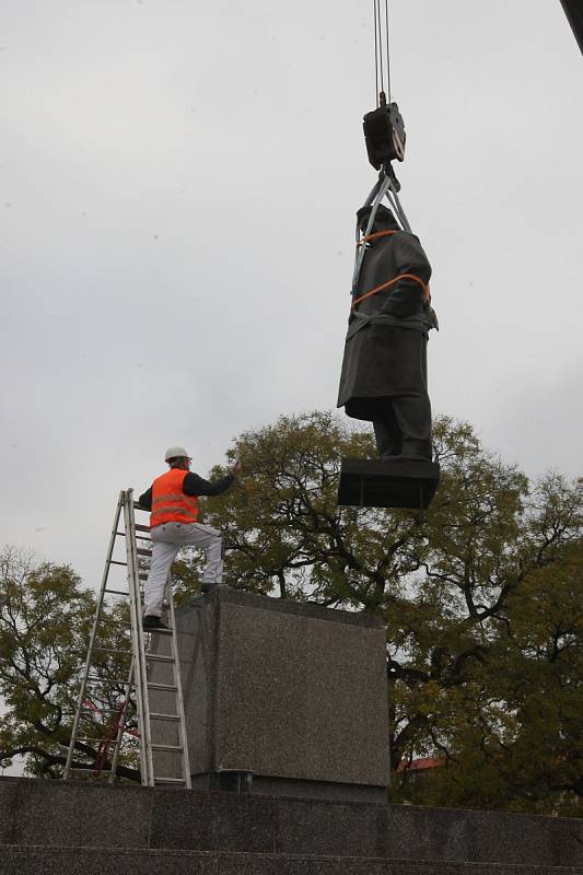 Socha Leoše Janáčka se po dvou letech vrací před Janáčkovo divadlo.