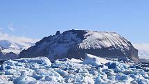 Vědci z brněnské Masarykovy univerzity, kteří už několik týdnů bádají na Antarktidě, mají v posledních dnech nezvyklou společnost. K základně J.G Mendela na ostrově Jamese Rosse totiž připlouvají lachtani, kteří  pozorují vědce při jejich práci.