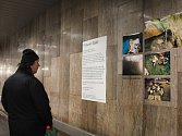 Podchod na brněnském hlavním vlakovém nádraží zaplnila výstava fotografií. Jejich autory jsou bezdomovci, které oslovila studentka výtvarných umění.