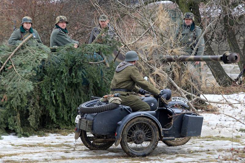 Německé jednotky v sobotu odrazily útok Rudé armády v Army parku u Ořechova. Zimní bitvu z východní fronty roku 1944 jim tam sehrálo přes sto účastníků v dobových uniformách s autentickou výstrojí. 