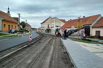 Průtahem obce Blučina denně projede zhruba osm tisíc aut. Problémy působí hlavně kamiony. Průtah prošel v minulých letech opravou.