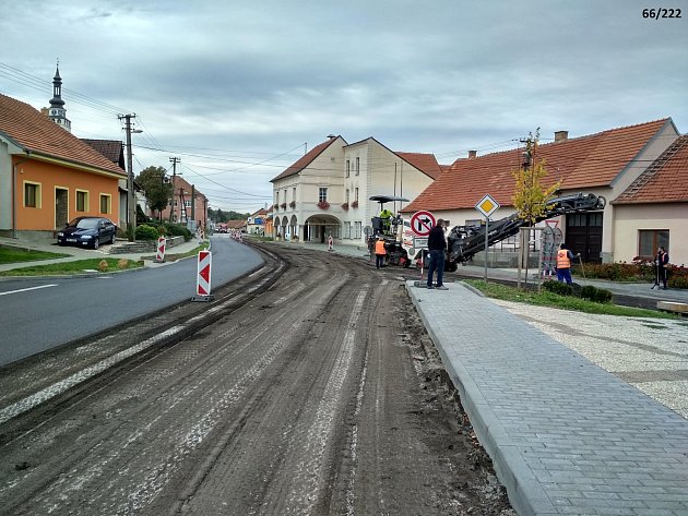 Průtahem obce Blučina denně projede zhruba osm tisíc aut. Problémy působí hlavně kamiony. Průtah prošel v minulých letech opravou.