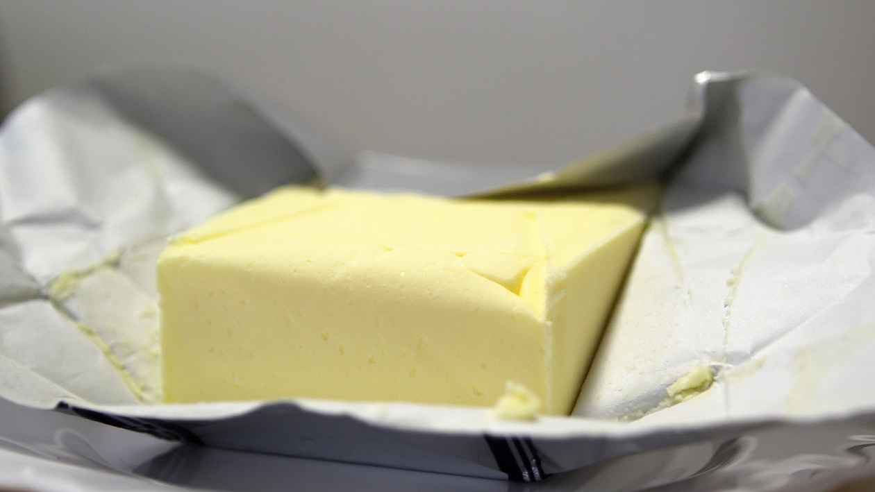 Z brněnského supermarketu si zloděj odnášel dvaadvacet kostek másla