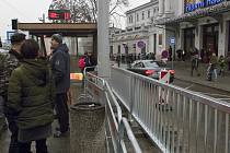 Před hlavním nádražím přibylo v prosinci 2017 zábradlí. Chodci musí k tramvajím podchodem nebo po přechodu u pošty.