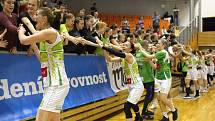 Královopolské basketbalistky (ve světlém) porazily Nymburk 73:64, celkově sérii ovládly 3:1 na zápasy a ve finále si zahrají se suverénním USK Praha.