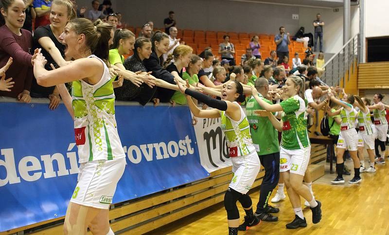 Královopolské basketbalistky (ve světlém) porazily Nymburk 73:64, celkově sérii ovládly 3:1 na zápasy a ve finále si zahrají se suverénním USK Praha.