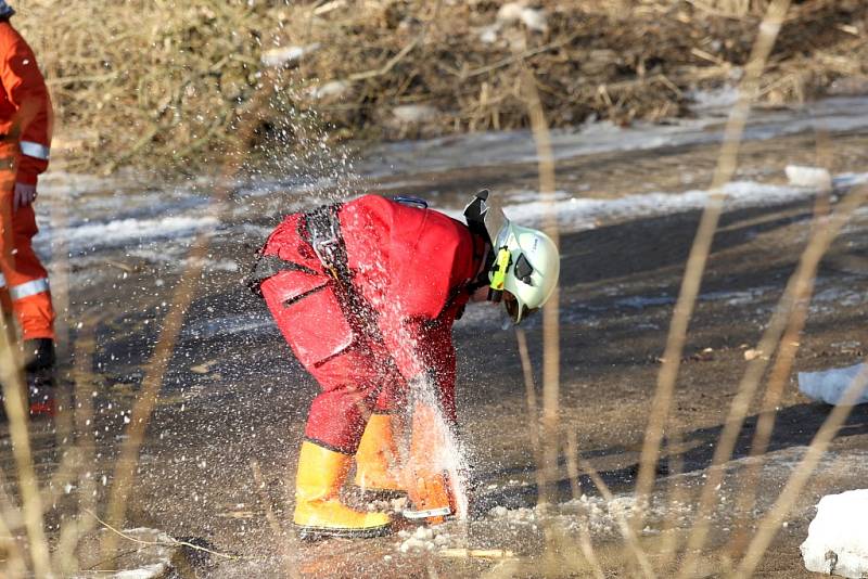 Vodohospodáři odstřelovali ledové kry i v pondělí. Voda už nehrozí vylitím z koryta.