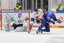 Hokejisté Komety (na snímku v modrých dresech) si v generálce na novou sezonu poradili 3:1 se Slovanem Bratislava.