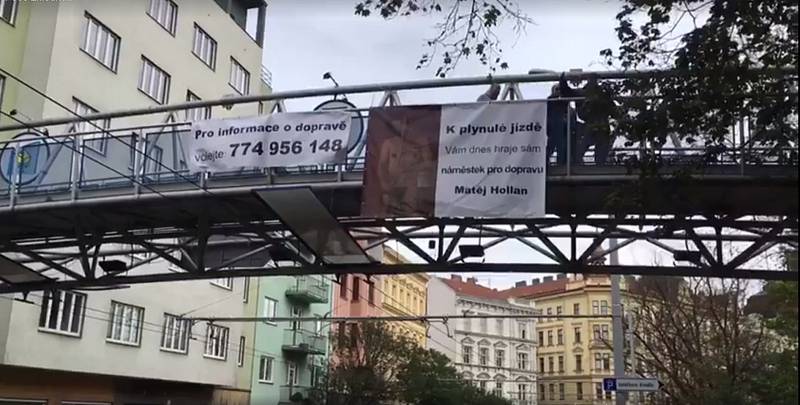 Slušní lidé vyvěsili plakát nahého Matěje Hollana.