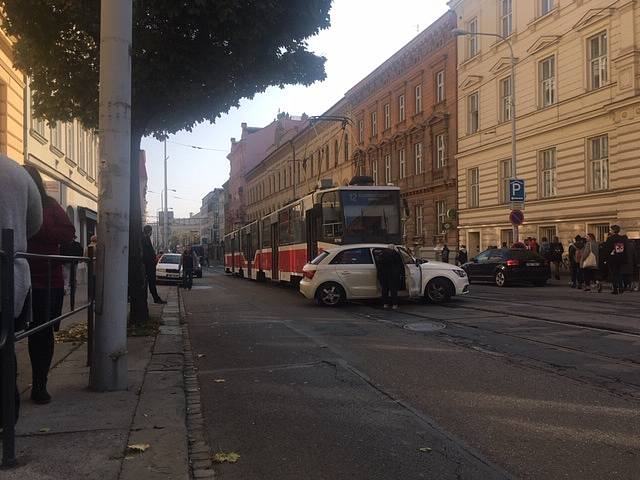 Nehoda tramvaje a bílého auta ve Veveří ulici v Brně.