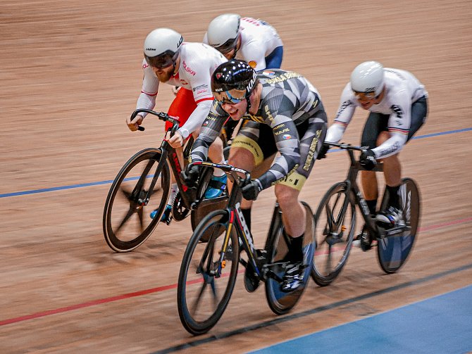 Dráhový cyklista brněnské Dukly Martin Čechman (v tmavém) jede na první pozici v keirinu.