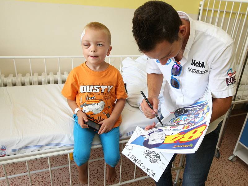 Motocykloví závodíci navštívili děti v nemocnici.