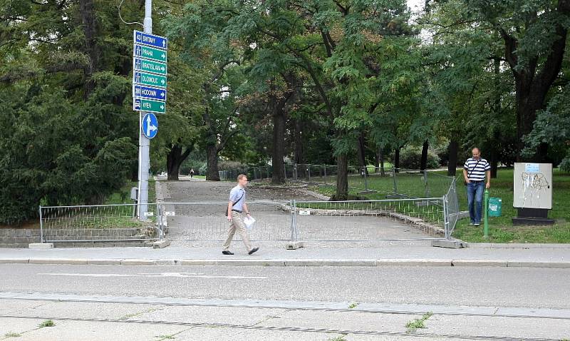 Až do května zůstane uzavřen park v ulici Koliště. Dělníci se vrhnou na jeho opravu.