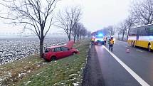 U Branišovic na Brněnsku se převrátilo osobní auto přes střechu. Zraněnou řidičku odvezli záchranáři do nemocnice. 