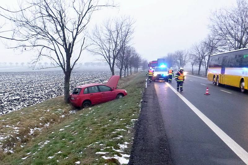 U Branišovic na Brněnsku se převrátilo osobní auto přes střechu. Zraněnou řidičku odvezli záchranáři do nemocnice. 