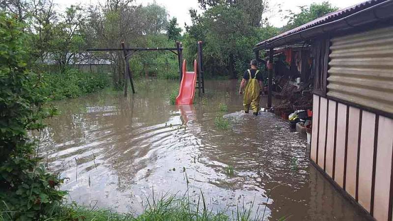 Hasiči kvůli nočním bouřkám vyjížděli asi čtyřicetkrát. Nejčastěji kvůli zatopeným sklepům.