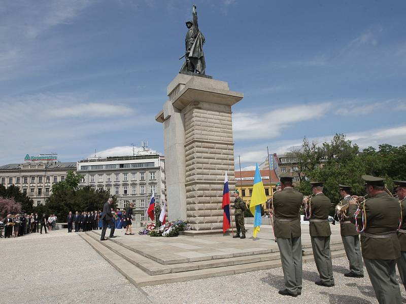 Na sedmdesáté výročí konce války v Evropě vzpomněli v pátek po jedné hodině odpoledne lidé při pietním aktu u pomníku Rudé armády na Moravském náměstí.