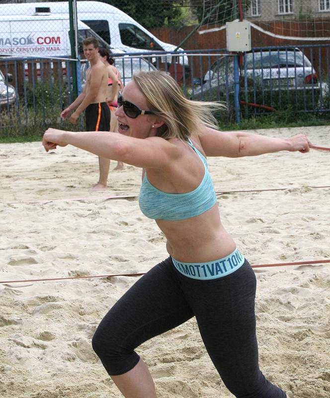 Bez jediné prohry prošli turnajem Lucie Doubravská s Adamem Havlem a zvítězili ve třetím ročníku Memoriálu Marka Těšíka v beachvolejbalu. Ten se hraje jako vzpomínka na zesnulého sportovního redaktora Deníku Rovnost.