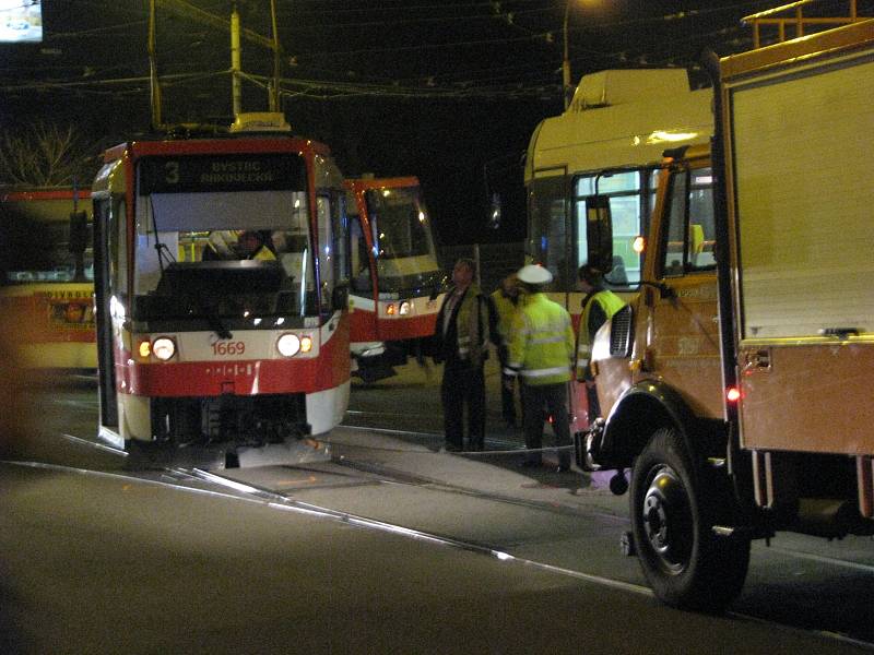 V křižovatce Jugoslávské a Merhautovy ulice vykolejila tramvaj.