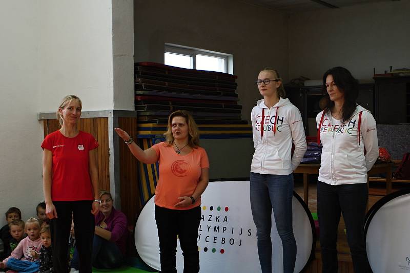 Děti základní školy v Ketkovicích trénovaly s atletkou Michaelou Hrubou, držitelkou juniorského národního rekordu ve skoku do výšky.