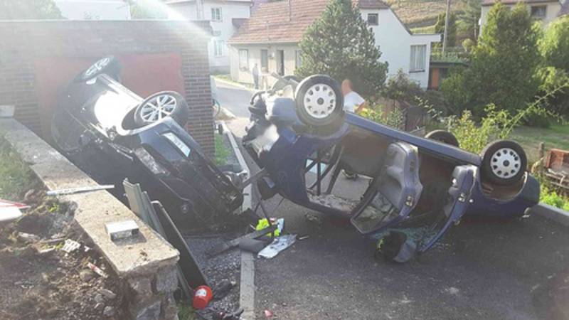 Dvě osobní auta se střetla v Úsuší na Brněnsku. Řidiči obou vozidel utrpěli středně těžká zranění