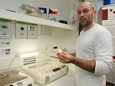 Brno a jižní Moravu sužuje nejhorší epidemie chřipky za pět let. Předejít by jí mohl objev brněnských vědců. „Nemoc zjistíme do patnácti minut. Jinak to trvá i dva dny, než se chřipka potvrdí," tvrdí vedoucí výzkumného týmu René Kizek.