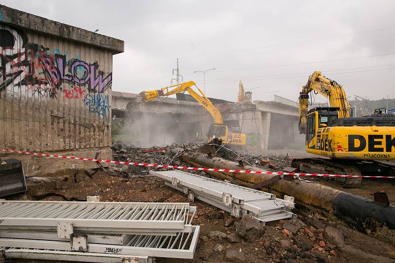 Začátek bouracích prací a demolice starého mostu na Tomkově náměstí. Stavba je součástí vznikajícího Velkého městského okruhu.