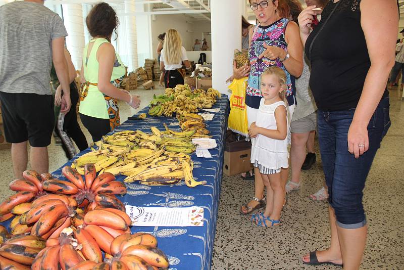 Dračí ovoce, červené banány nebo i jackfruit ochutnali v sobotu lidé v Tržnici Brno na Zelném trhu. Organizátoři akce ovoce přivezli přímo z Ugandy.