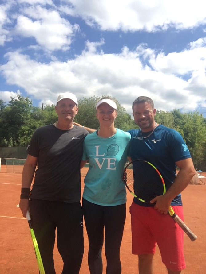 Barbora Krejčíková (na snímku uprostřed) při tréninku na tenisových kurtech ve Šlapanicích s Alešem Kartusem (vlevo) a Romanem Božkem (vpravo).