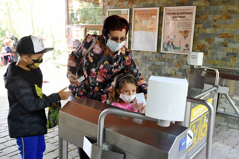 Otevření zoologické zahrady a obchodů v Brně.