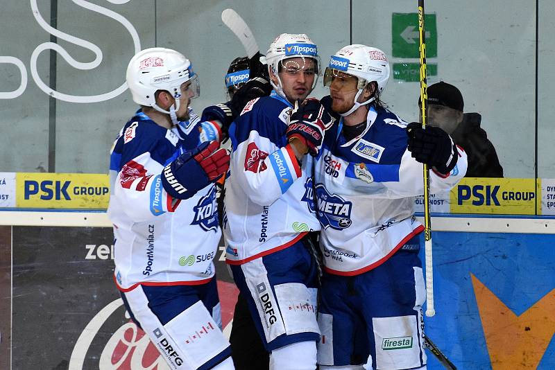 Kometa Brno (v bílém) porazila Pardubice 2:1 v prodloužení.