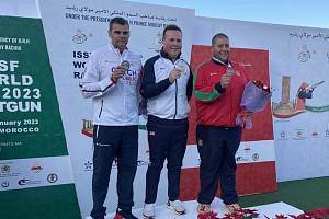 David Kostelecký obsadil druhé místo na světovém poháru v Maroku v disicplín trap. Zlato získal Brit Matthew Coward-Holley (uprostřed), bronz Portugalec Joao Azevedo (vpravo).