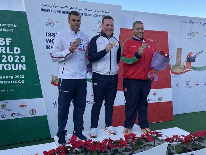 David Kostelecký obsadil druhé místo na světovém poháru v Maroku v disicplín trap. Zlato získal Brit Matthew Coward-Holley (uprostřed), bronz Portugalec Joao Azevedo (vpravo).