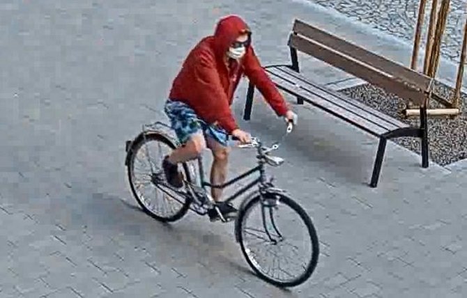 Hledaný zloděj ukradl v Brně dvě kola. Fotografie z první  krádeže.