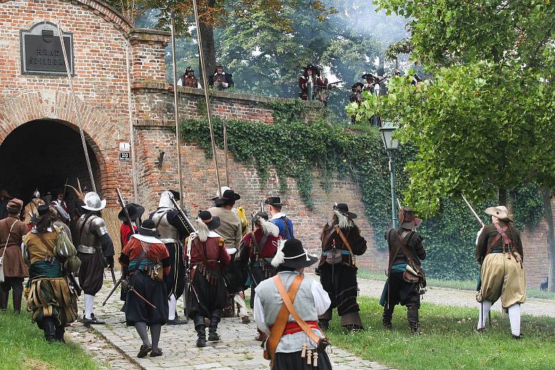 Kopec pod brněnským hradem Špilberk zaplnila bitevní vřava. Lidé přihlíželi rekonstrukci obléhání Brna z roku 1645.