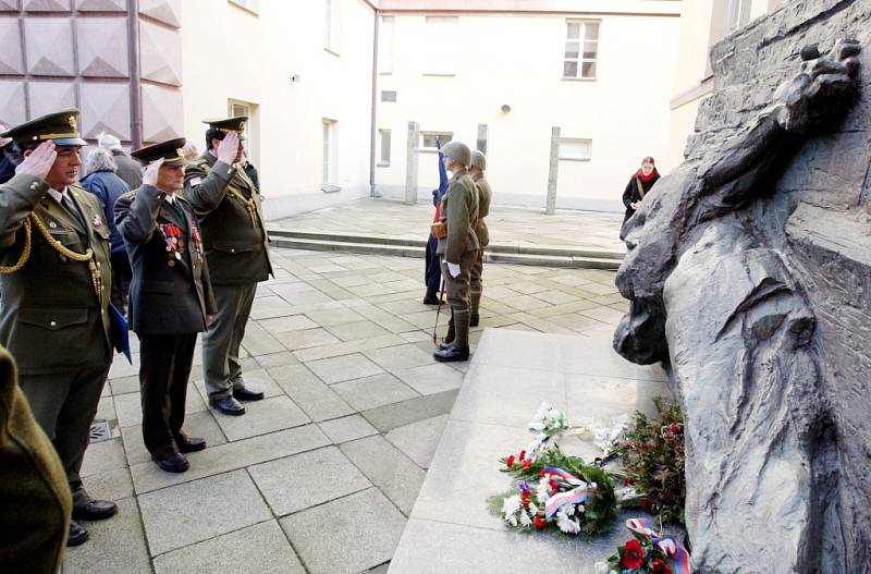 Pietní akt za popravené a padlé v Kounicových kolejích.