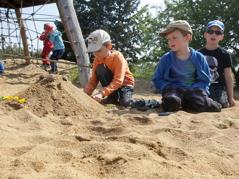 Hřiště se spoustou zábavných prvků mohou lidé od středy využít v rekreačním areálu na Kraví hoře. 