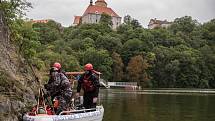 Pod hradem Veveří policisté zachraňovali zraněného z vody a následně přes nepřístupný terén do bezpečí.