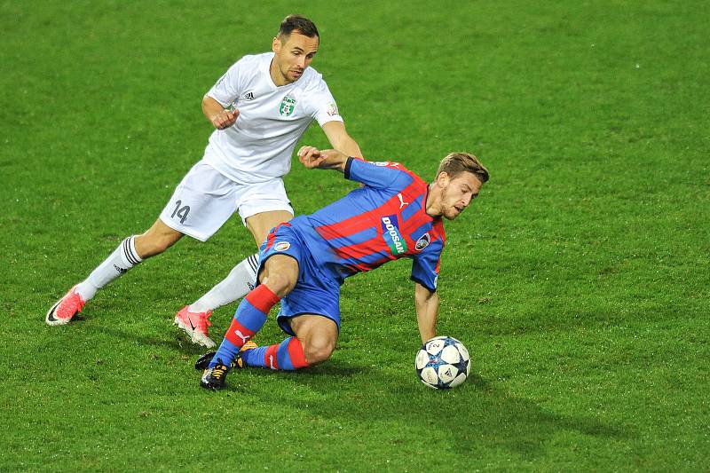 Utkání 12. kola HET ligy mezi MFK Karviná vs. FC Viktoria Plzeň hrané 27. října 2017 v Karviné. (vlevo) Jan Moravec a Hrošovský Patrik.