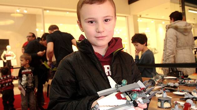 Kluzáky nebo vesmírné lodě ze světoznámé ságy Star Wars postavené z kostiček Lego jsou v sobotu i v neděli k vidění v brněnském Avion Shopping Parku. Modely více či méně podobné originálům z filmů tam skládali sami návštěvníci.