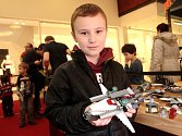Kluzáky nebo vesmírné lodě ze světoznámé ságy Star Wars postavené z kostiček Lego jsou v sobotu i v neděli k vidění v brněnském Avion Shopping Parku. Modely více či méně podobné originálům z filmů tam skládali sami návštěvníci.