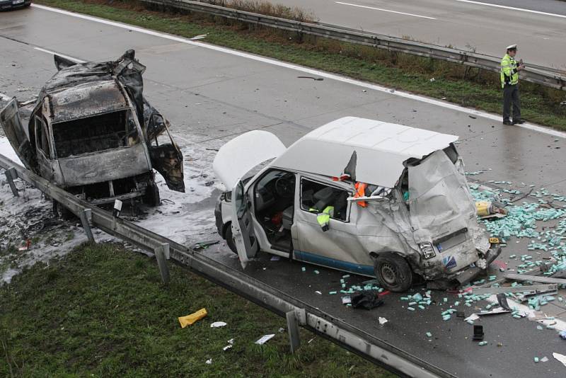 Dálnice D2 ve směru na Bratislavu je od čtvrtečního rána uzavřená. Na místě se srazilo hned několik aut, jedna z dodávek vzplála.