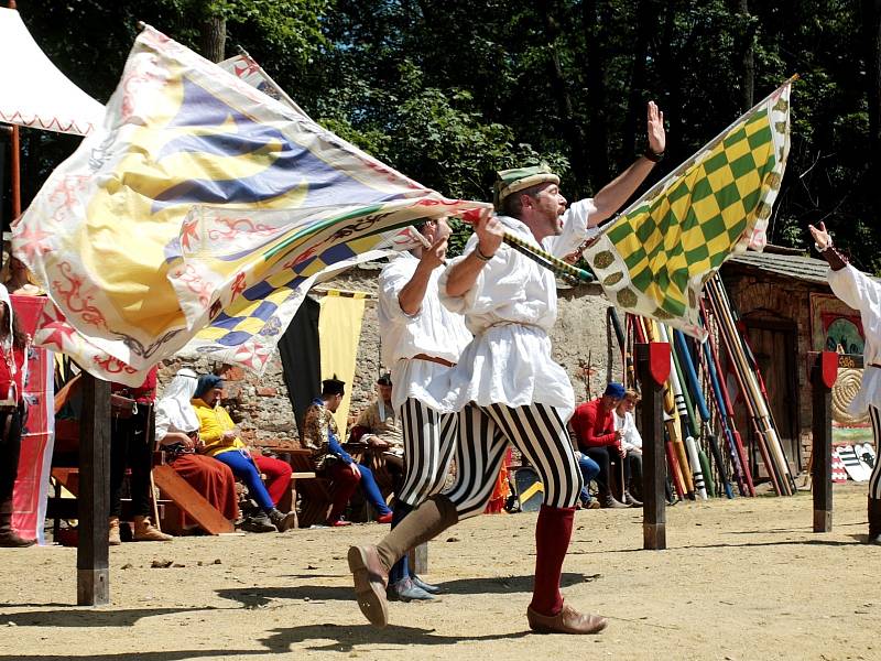 Hrad Pernštejn na Brněnsku ožil tradičními Slavnostmi Pernštejnského panství. 