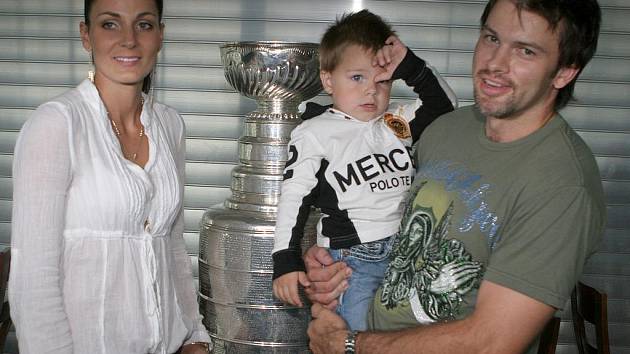 Petr Sýkora u Stanley Cupu s manželkou Renatou a synem Nicholasem.